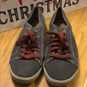 Men’s size 9.5 Ahnu shoes